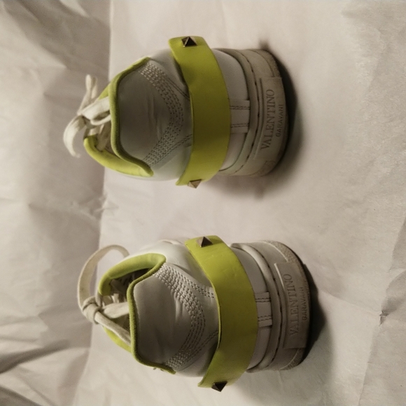 VALENTINO WHITE AND GREEN VALENTINO GARAVANI VLOGO BACKNET SNEAKERS - Picture 2 of 9